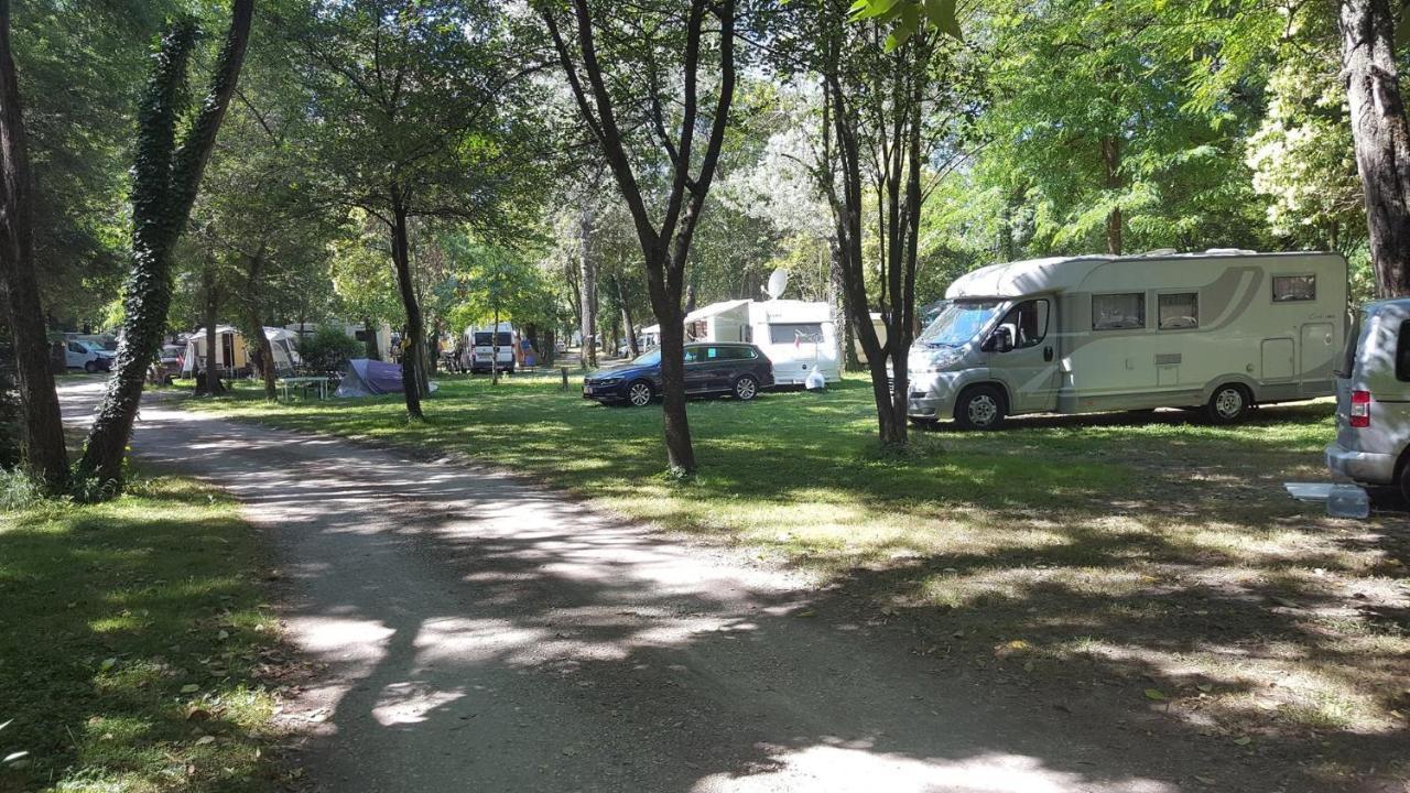 Camping Du Lion Bourg-Saint-Andeol Exterior photo
